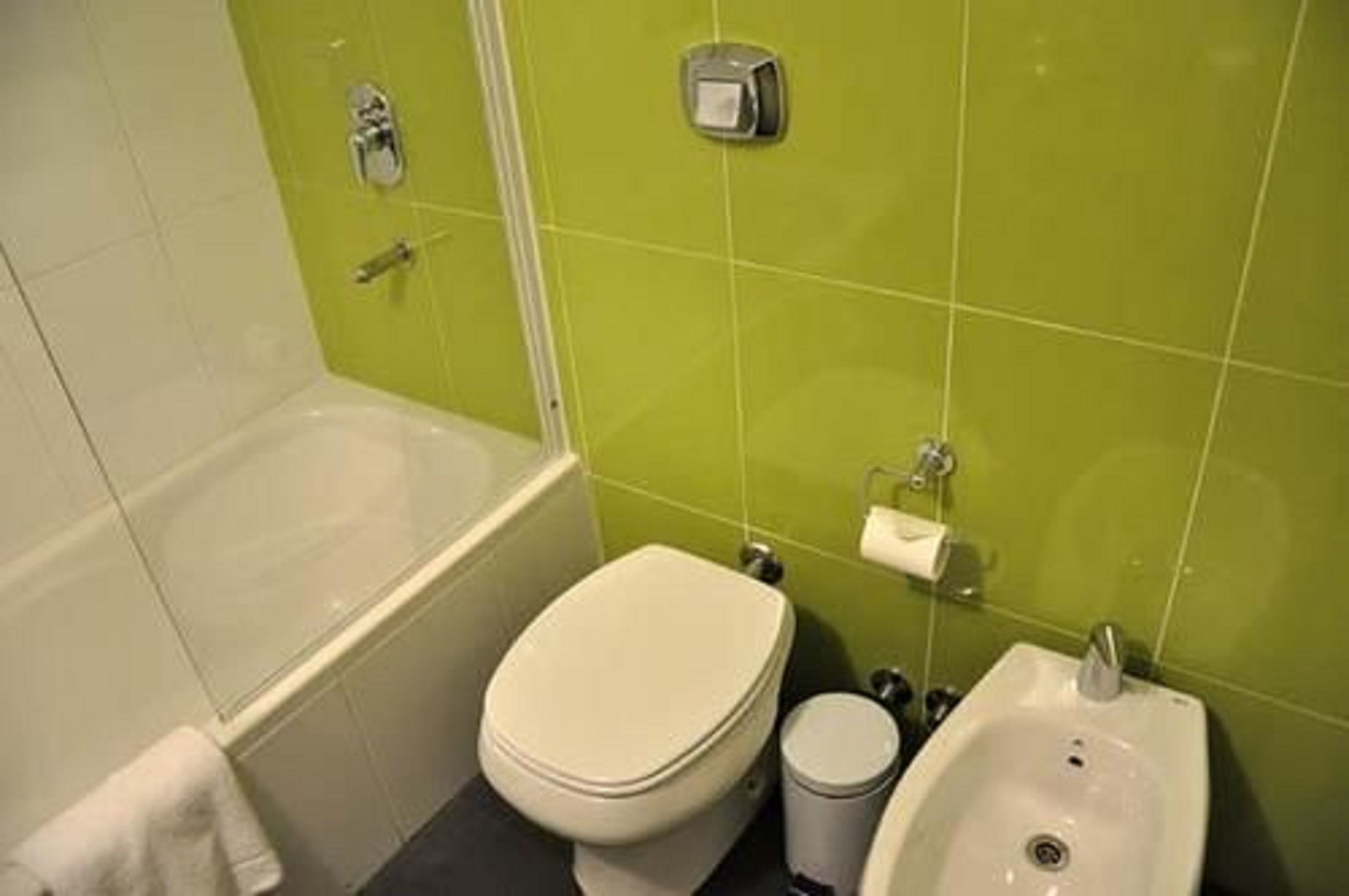 Un baño con bañera, inodoro y lavamanos.