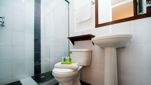 A bathroom with a toilet, a sink, and a shower area. - Ayenda 1703 Gran Reserva (Villavicencio)