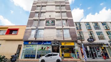 Vista frontal de la propiedad