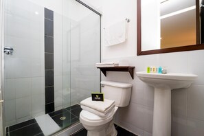 Chuveiro, produtos de toalete grátis, toalhas de banho 