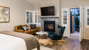 Ylelliset vuodevaatteet, tallelokero huoneessa, työpöytä, äänieristys