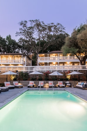 Outdoor pool, pool umbrellas, sun loungers - Olea Hotel (Glen Ellen)