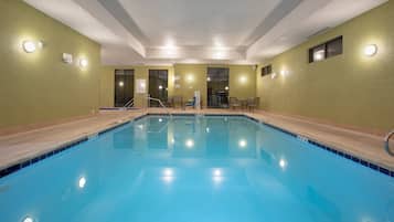 Piscina coperta, con ingresso dalle 06:00 alle 24:00, lettini