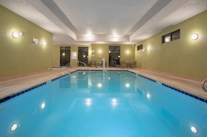 Piscine couverte, accès possible de 06 h 00 à minuit, chaises longues 