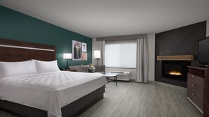 A hotel room with a large bed, a desk, a fireplace, and a television. - Holiday Inn Hotel & Suites Durango Downtown by IHG (Durango)