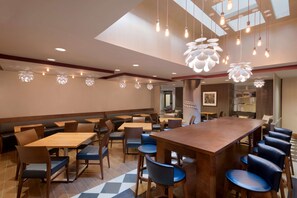 Free daily buffet breakfast  - Hampton Inn Manhattan/Downtown-Financial District (New York)