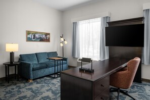 أغطية فراش متميزة وأسرّة بطبقة علوية مريحة وستائر تعتيم ومكواة/لوح كي