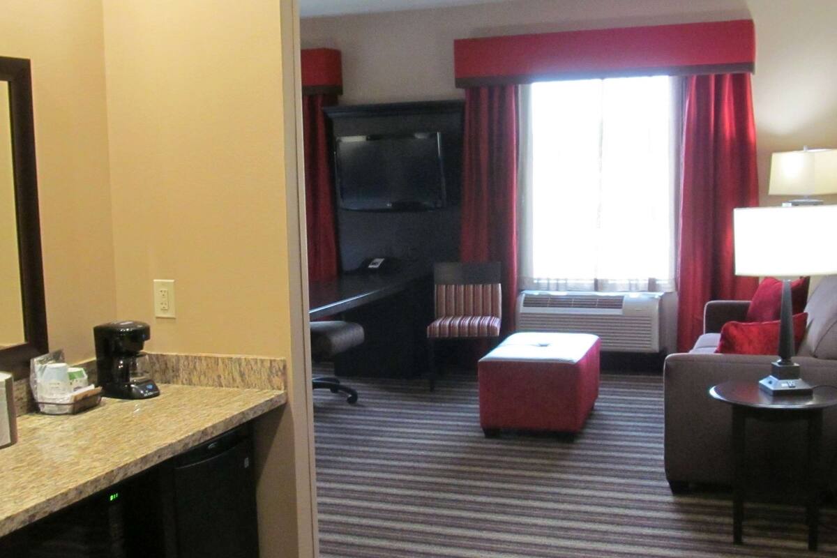 king studio suite | living area | 42-inch lcd tv with satellite channels, tv