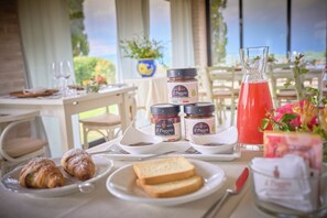 Desayuno buffet todos los días (con cargo) 