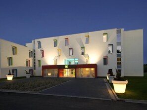A modern building with a flat facade, multiple windows, and a central entrance. - ibis Styles Nivelles (Nivelles)