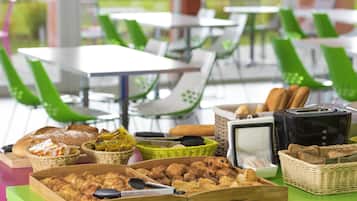 Petit déjeuner buffet (14 EUR par personne)