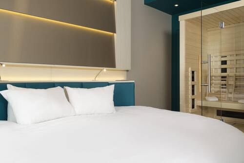 Camas com colchões pillow-top, escrivaninha, cortinas blackout