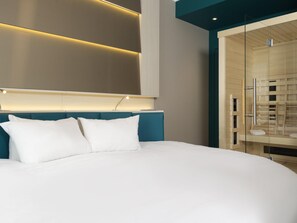 أسرّة بطبقة علوية مريحة ومكتب وستائر تعتيم وتجهيزات عازلة للصوت