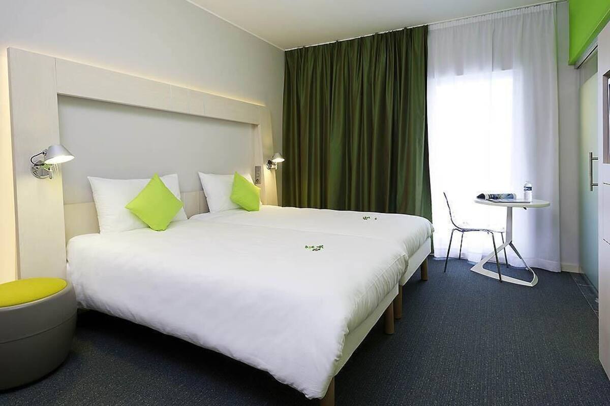 Colchones con pillow-top, escritorio y cortinas blackout