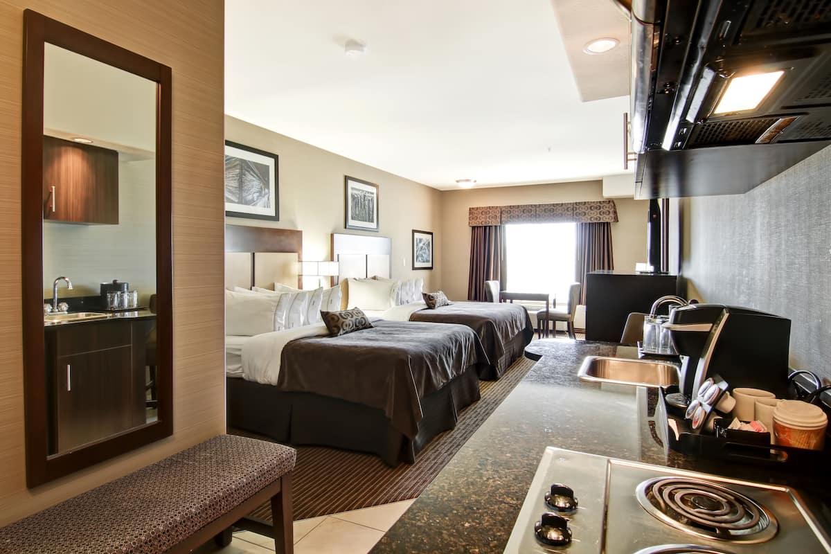 room, kitchenette | hypo-allergenic bedding, desk, laptop workspace, blackout curtains