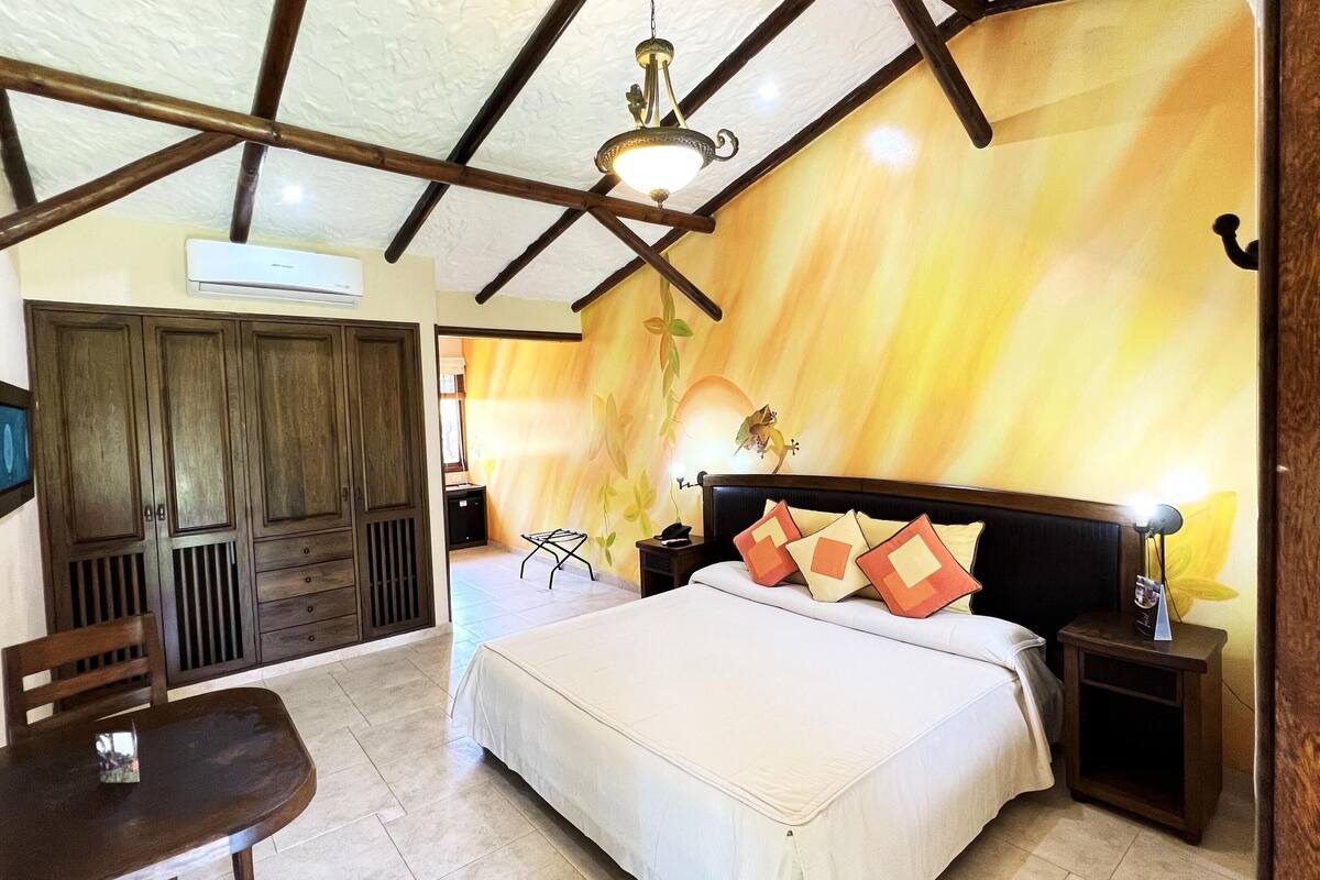 Minibar, desk, free WiFi
