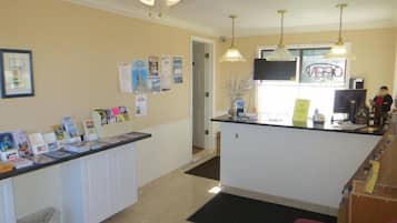 Lemari es dan mesin pembuat kopi/teh