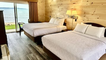 Habitación, 2 camas Queen size, vista al lago | Tabla de planchar con plancha, ropa de cama y despertador