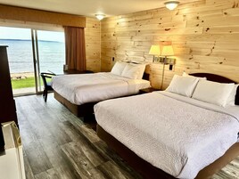 Tabla de planchar con plancha, ropa de cama y despertador 