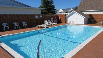 Hồ bơi trong nhà, hồ bơi ngoài trời, ghế dài tắm nắng