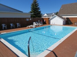 Una piscina techada, una piscina al aire libre