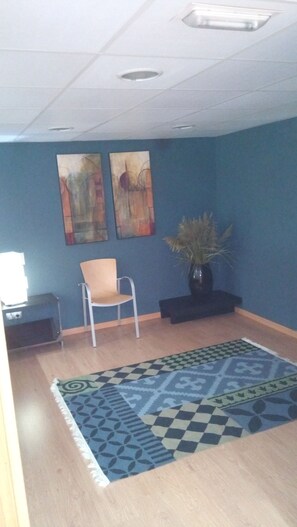 Escritorio, tabla de planchar con plancha y cunas gratuitas 