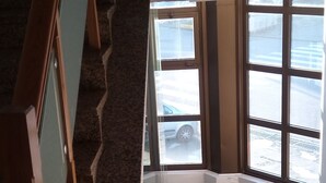 Habitación con 1 cama matrimonial o 2 individuales | Escritorio, tabla de planchar con plancha y cunas gratuitas