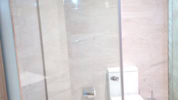 Een douche, gratis toiletartikelen, een haardroger, handdoeken