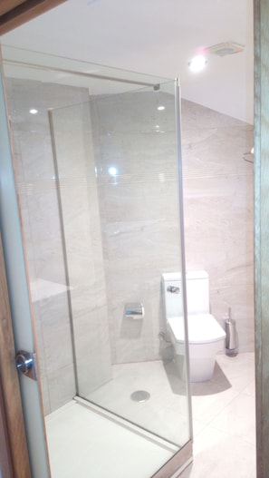 Shower, free toiletries, hair dryer, towels - Hostal Casa Juana (A Coruña)