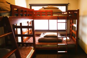 Kamar Quadruple (2 Bunk Beds, Private Bathroom) | Selimut bulu angsa, tirai kedap cahaya, Wi-Fi gratis, dan seprai linen