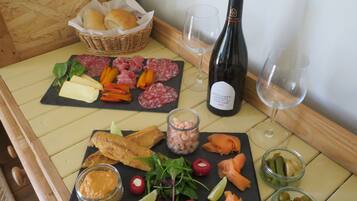 Une table garnie de divers plats et une bouteille de vin.