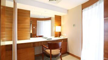 Ropa de cama de alta calidad, colchones con pillow-top y minibar