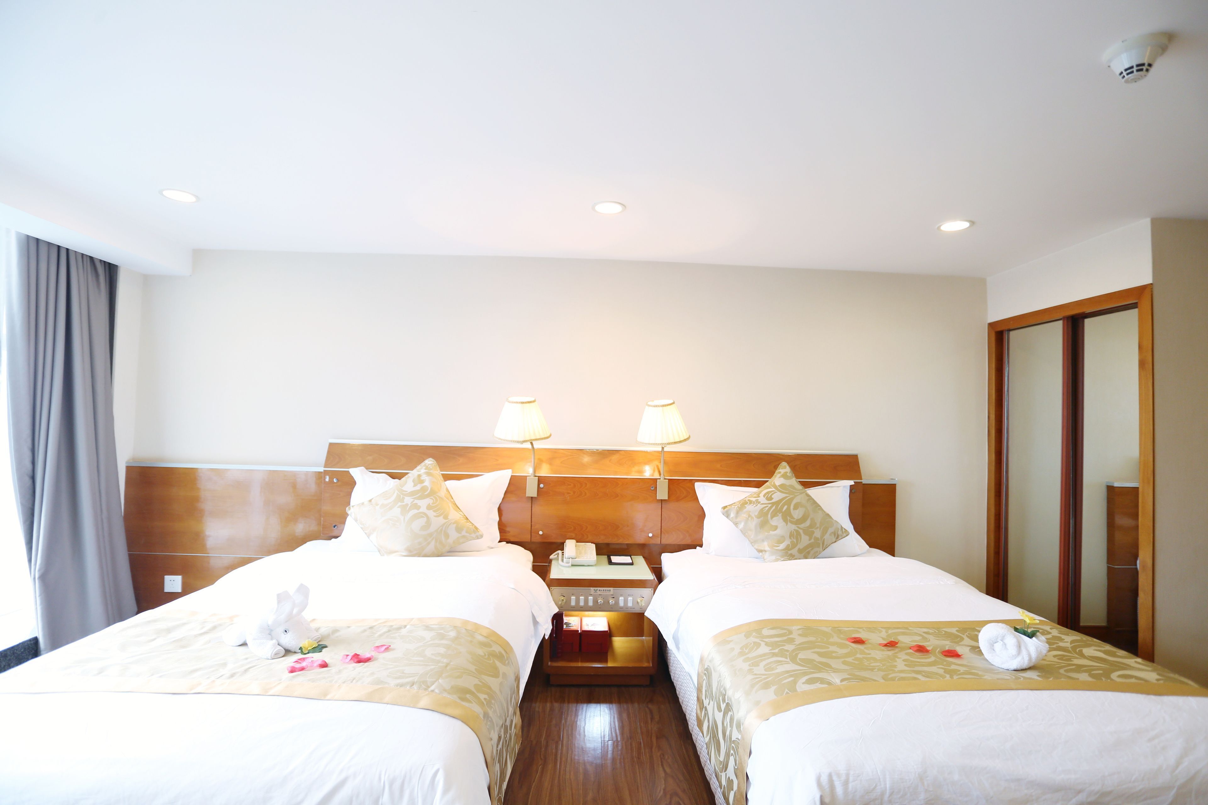 Premium bedding, pillowtop beds, minibar, in-room safe