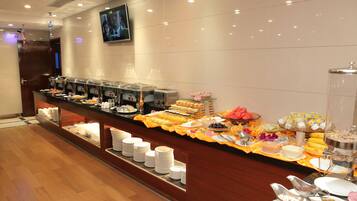 Se ofrece un desayuno bufé todos los días (por un coste adicional)