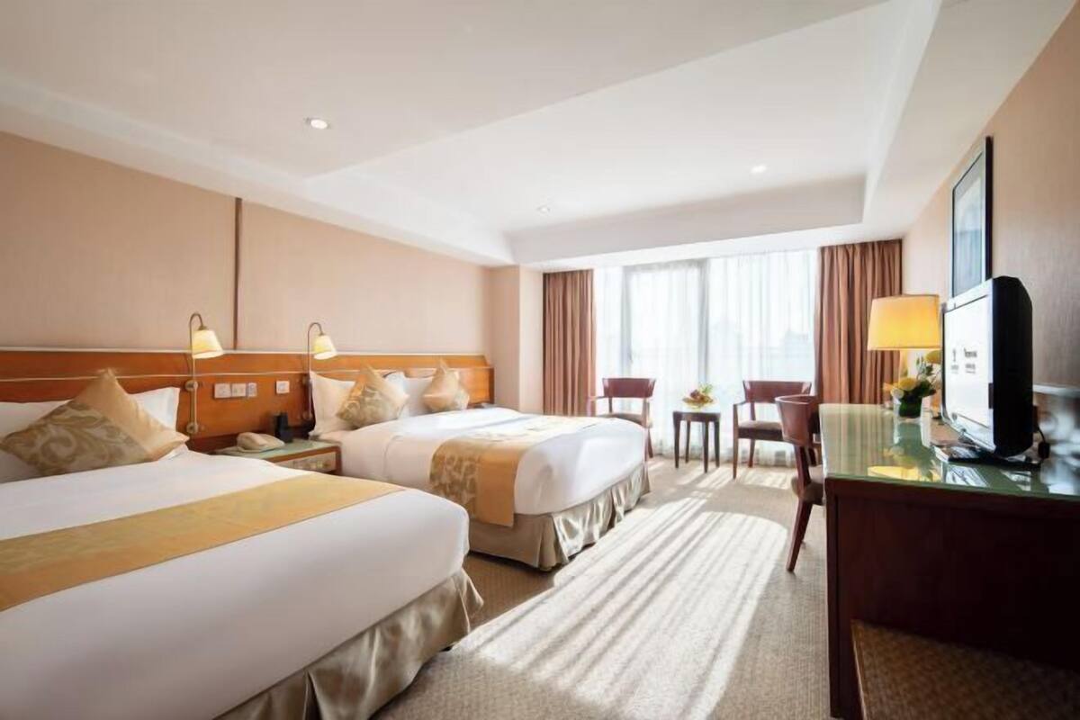 Luxe beddengoed, pillowtop-bedden, een minibar, een kluis op de kamer