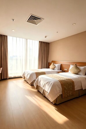 Habitación de hotel con dos camas, un ventanal con cortinas, un respiradero en el techo y suelo de madera.