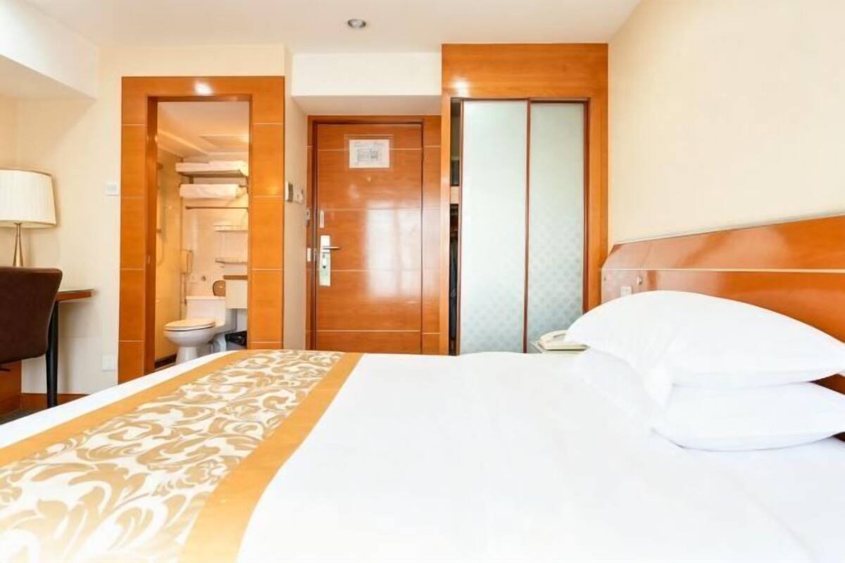 Ropa de cama de alta calidad, colchones con pillow-top y minibar 