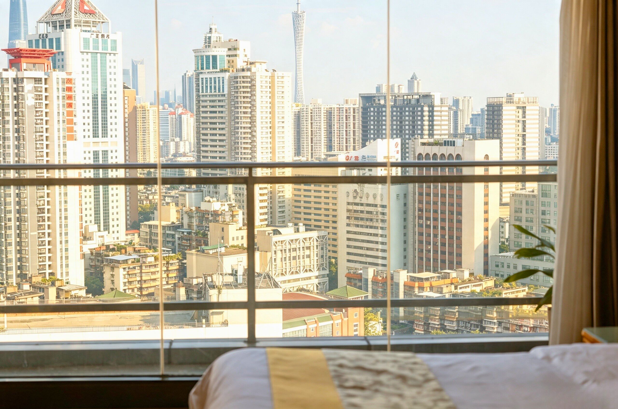 Habitación de hotel con un ventanal grande que ofrece vistas a la ciudad.