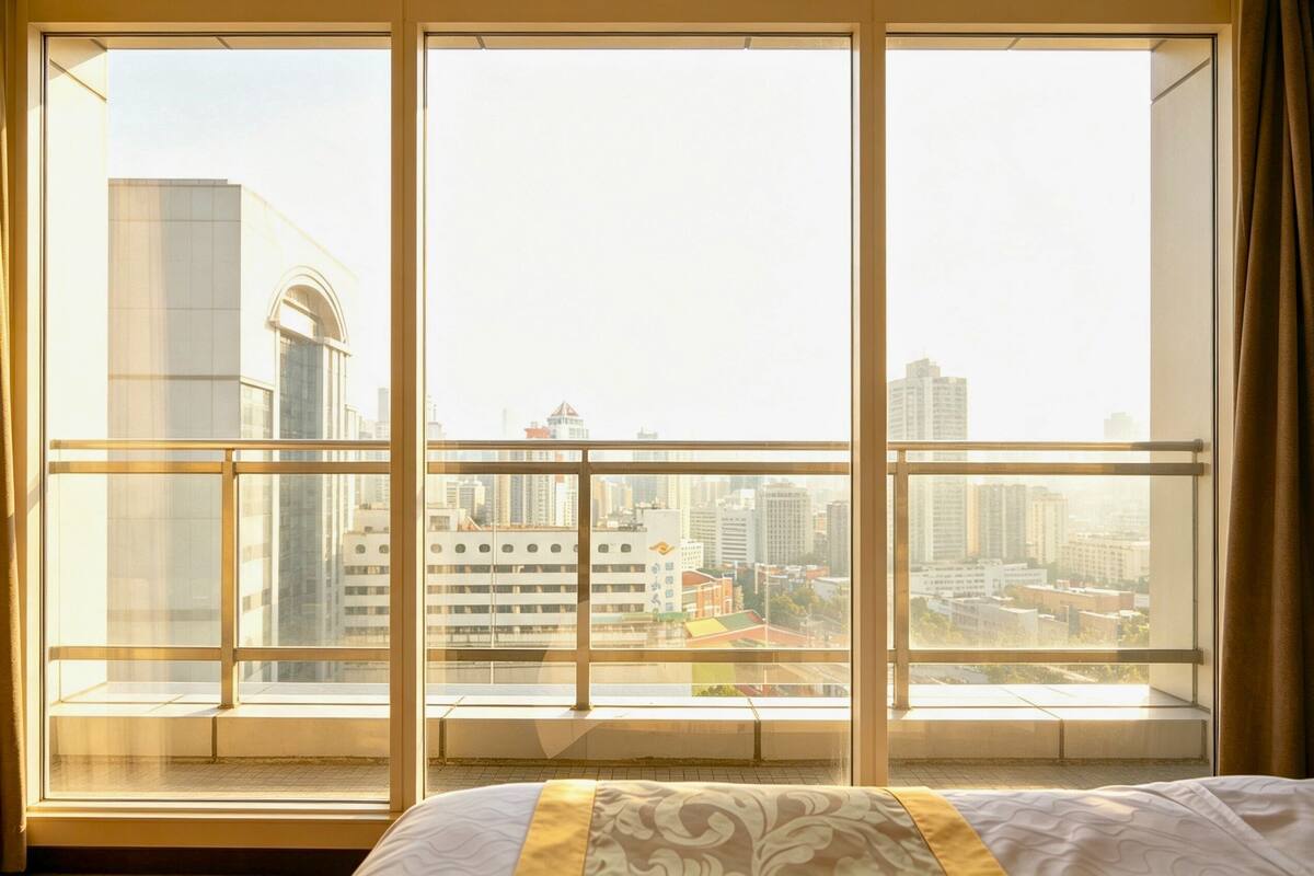 Ropa de cama de alta calidad, colchones con pillow-top y minibar 