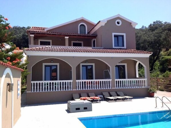 Outdoor pool, pool loungers