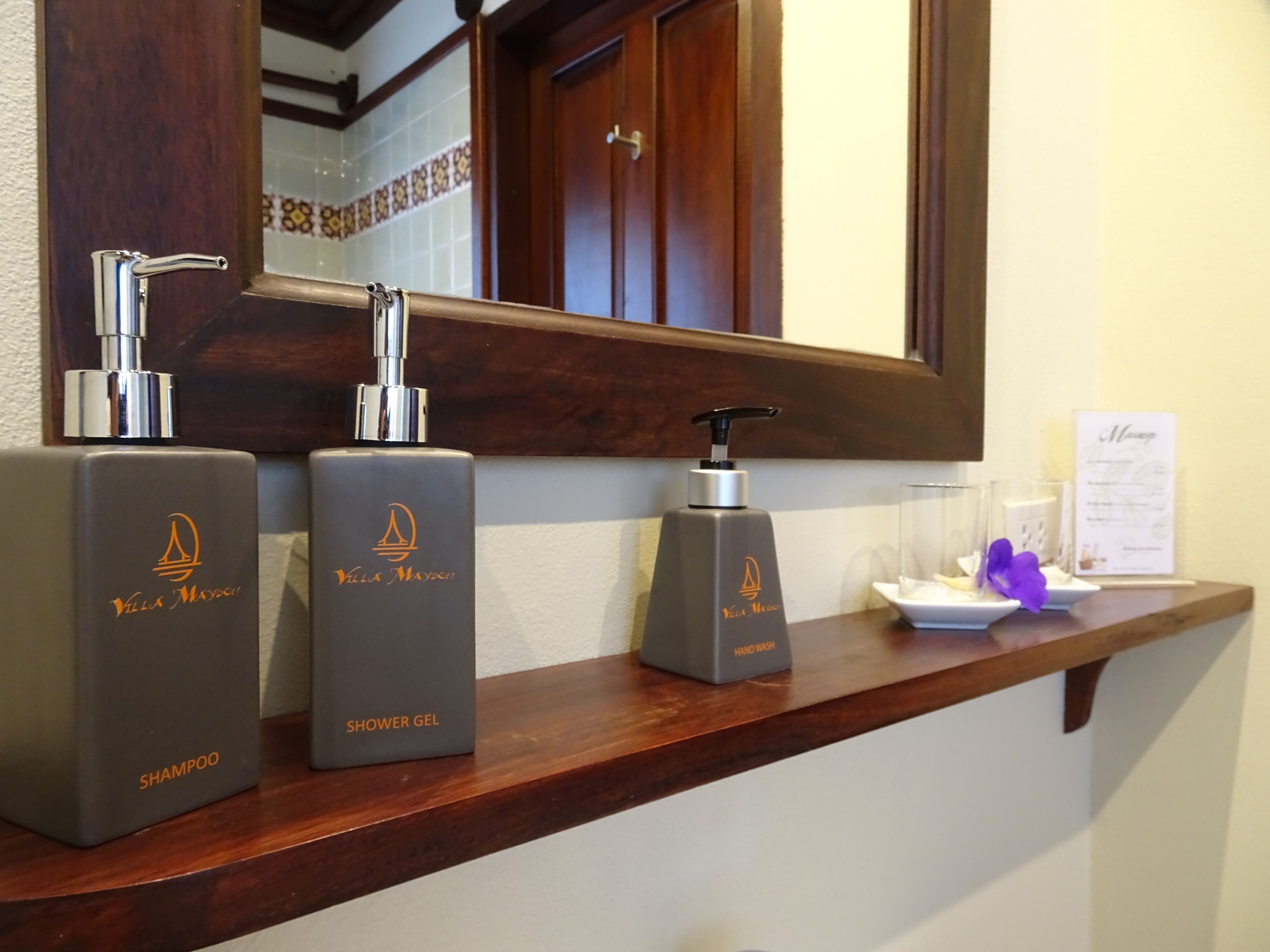 tradition deluxe | bathroom | free toiletries, hair dryer, bathrobes, slippers