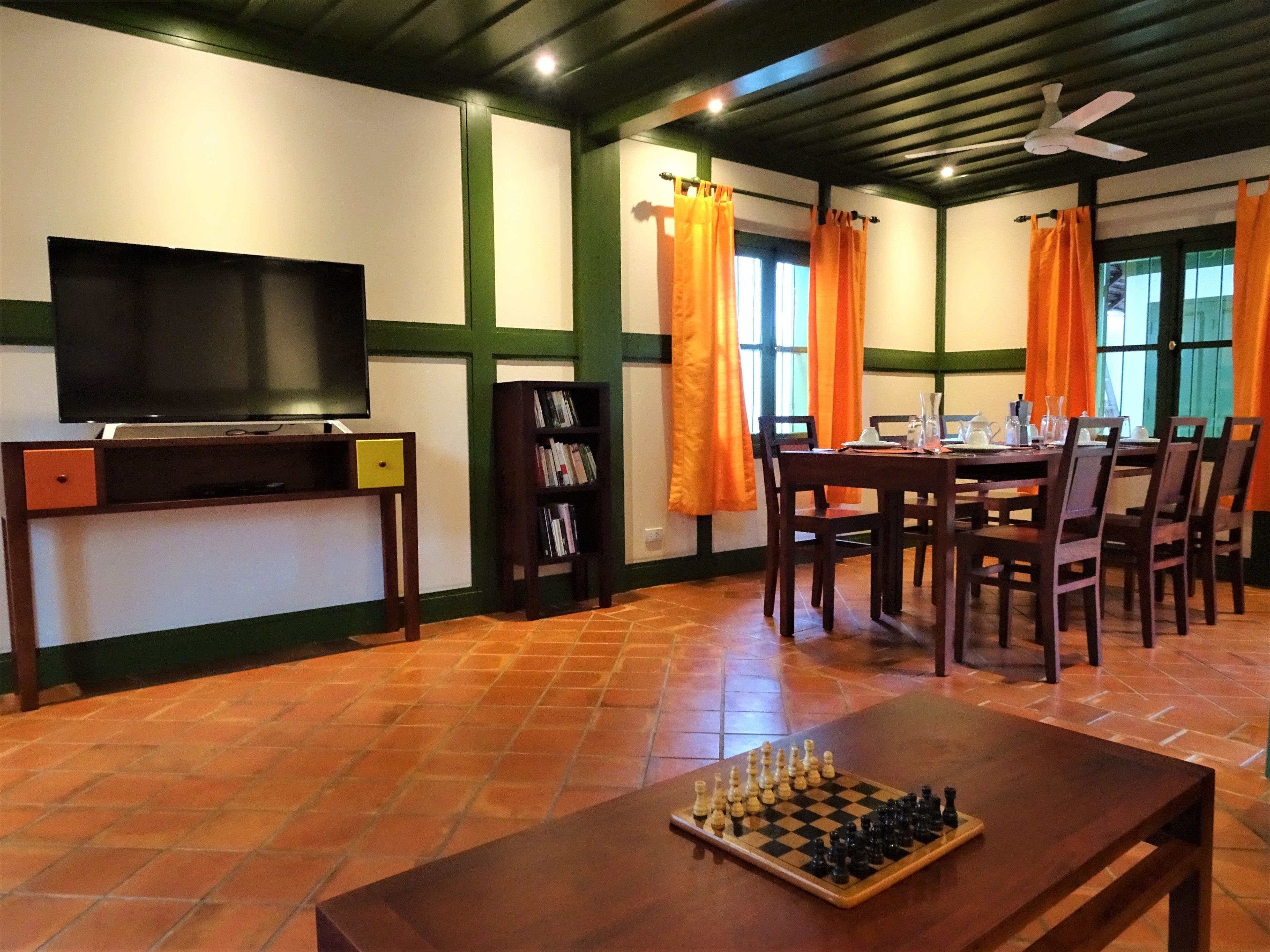 flat-screen tv, dvd player