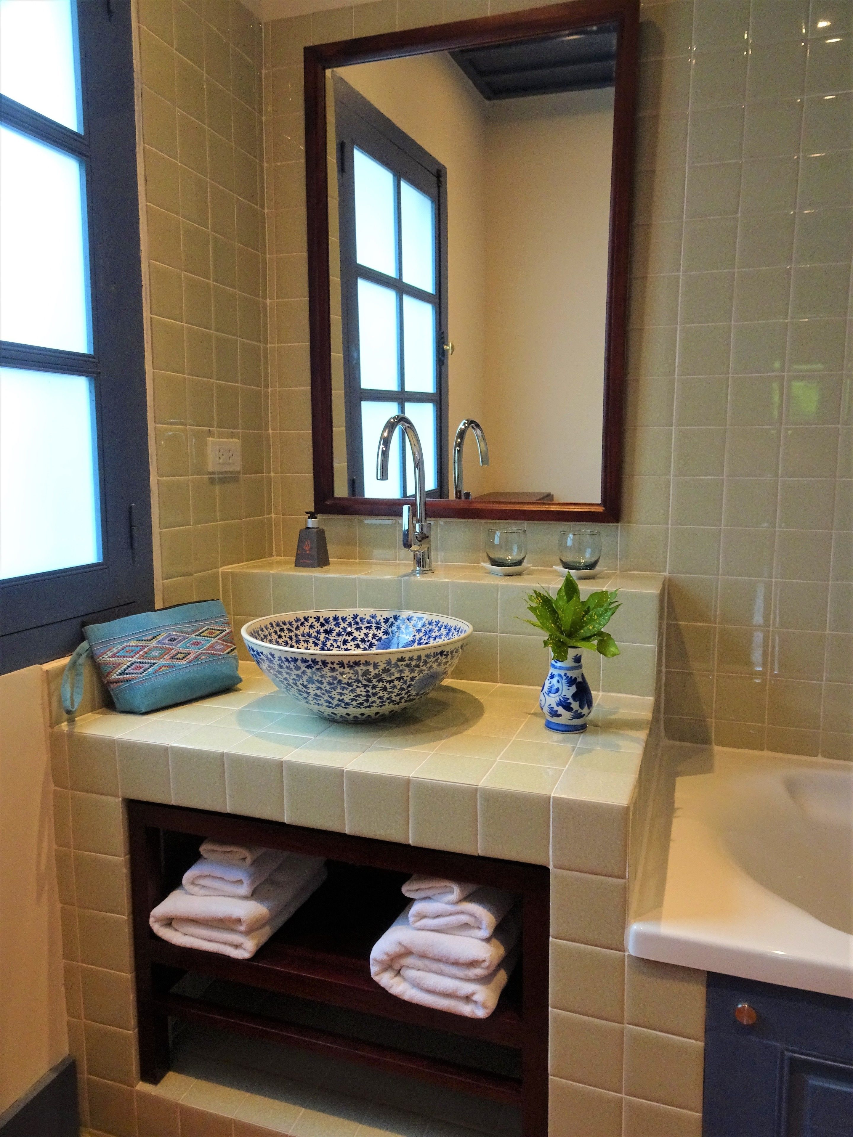 deluxe double or twin room | bathroom | free toiletries, hair dryer, bathrobes, slippers