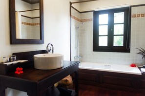Tradition Deluxe | Badeværelse | Gratis toiletartikler, hårtørrer, badekåber, hjemmesko