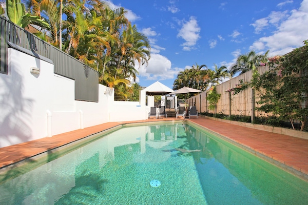 Piscina externa, piscina aquecida, guarda-sóis, espreguiçadeiras