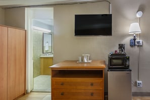Fridge, microwave, coffee/tea maker - Budget Inn Boise (Boise)