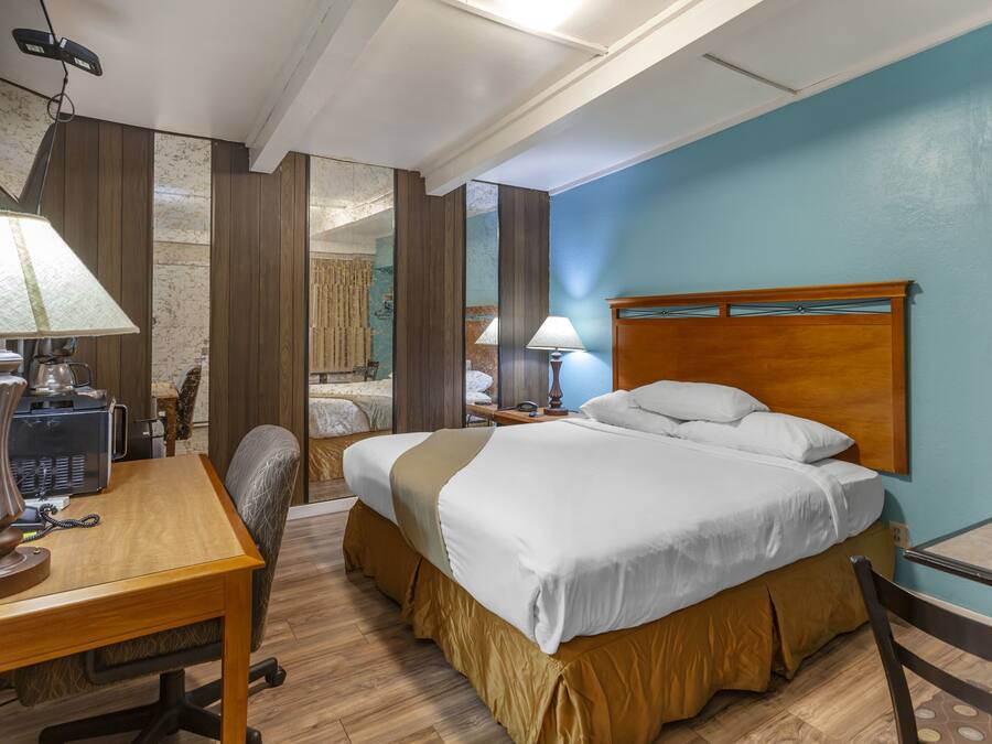 Standard-huone, 1 suuri parisänky, tupakointi sallittu | Pillowtop-patjalliset sängyt, työpöytä, silitysrauta/-lauta