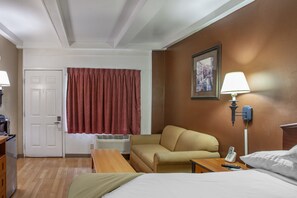 Colchones con pillow-top, escritorio y tabla de planchar con plancha 