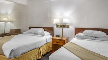 Camas con pillow-top, escritorio y tabla de planchar con plancha