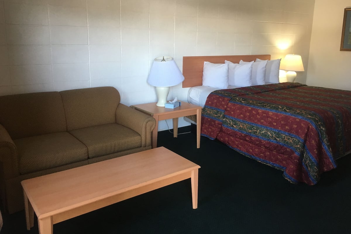 Pillowtop beds, desk, iron/ironing board, free WiFi